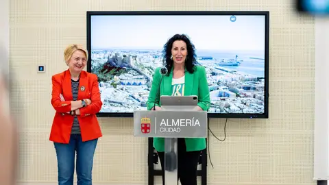 La alcaldesa de Almería, María del Mar Vázquez, acompañada de la concejala de Urbanismo y Vivienda, Eloísa Cabrera, en una imagen de archivo La alcaldesa de Almería, María del Mar Vázquez, acompañada de la concejala de Urbanismo y Vivienda, Eloísa Cabrera, en una imagen de archivo
