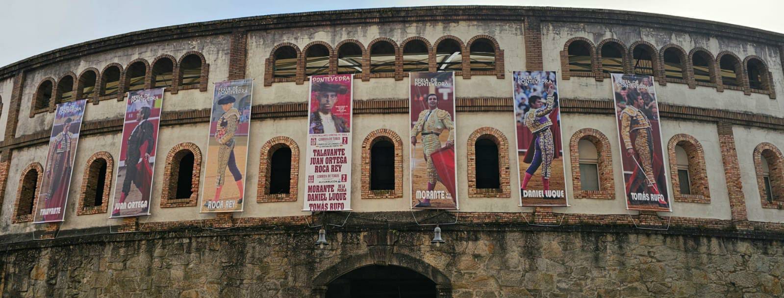 La plaza de toros de San Roque ya luce engalanada con los protagonistas de la Peregrina 2024 La plaza de toros de San Roque ya luce engalanada con los protagonistas de la Peregrina 2024