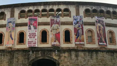 La plaza de toros de San Roque ya luce engalanada con los protagonistas de la Peregrina 2024 Plaza de Toros de Pontevedra