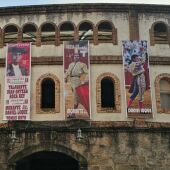 La plaza de toros de San Roque ya luce engalanada con los protagonistas de la Peregrina 2024 