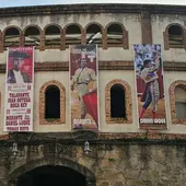 La plaza de toros de San Roque ya luce engalanada con los protagonistas de la Peregrina 2024 La plaza de toros de San Roque ya luce engalanada con los protagonistas de la Peregrina 2024