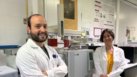 Los coordinadores principales del proyecto, Ignacio Ontañón y Mónica Bueno, en el Laboratorio de Análisis del Aroma y Enología de la Universidad de Zaragoza