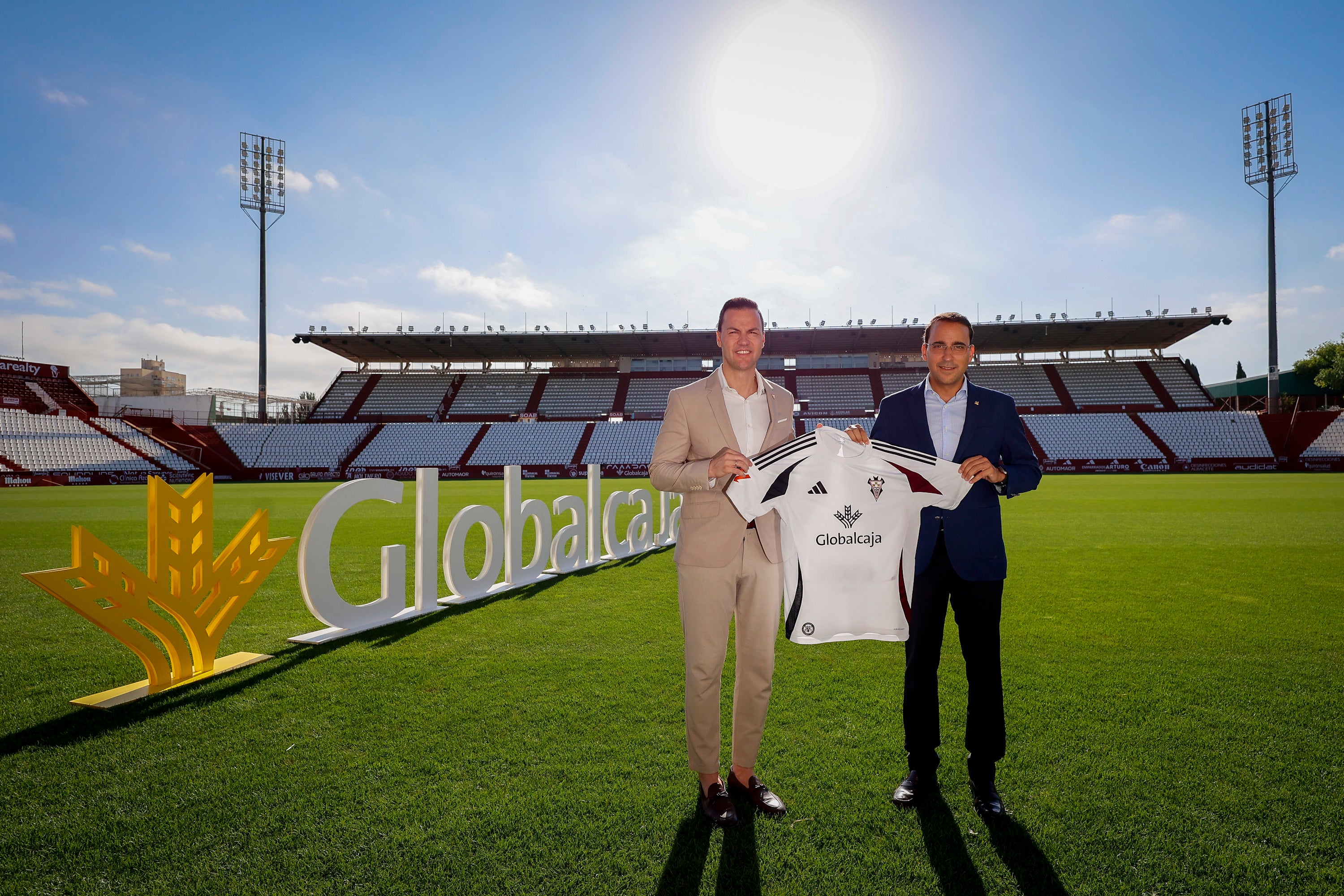El Albacete presenta a Globalcaja como su patrocinador oficial un año más El Albacete presenta a Globalcaja como su patrocinador oficial un año más