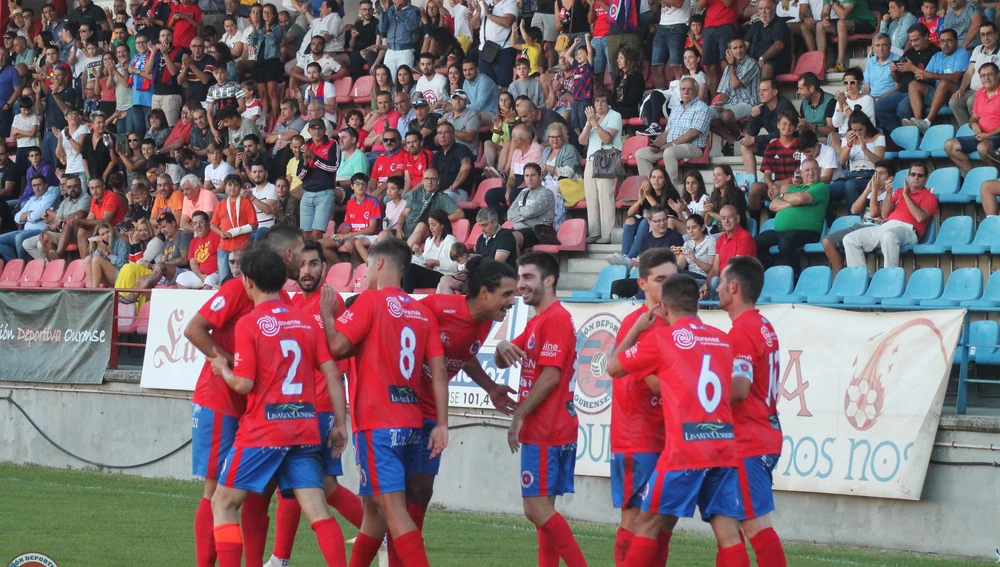 Celebración de un gol no campo de O Couto Celebración de un gol no campo de O Couto