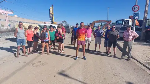 Los vecinos del Camino Viejo de Husillos paran sus protestas tras atender sus peticiones .