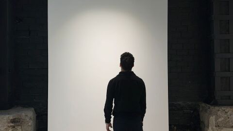 El artista Carlos Garc&iacute;a en el nuevo espacio que inaugurar&aacute; el jueves en Gij&oacute;n