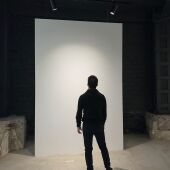 El artista Carlos García en el nuevo espacio que inaugurará el jueves en Gijón