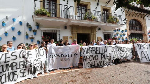 Concentraci&oacute;n empleados Guadalp&iacute;n Ban&uacute;s en el Ayuntamiento de Marbella