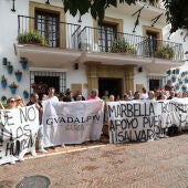 Concentración empleados Guadalpín Banús en el Ayuntamiento de Marbella
