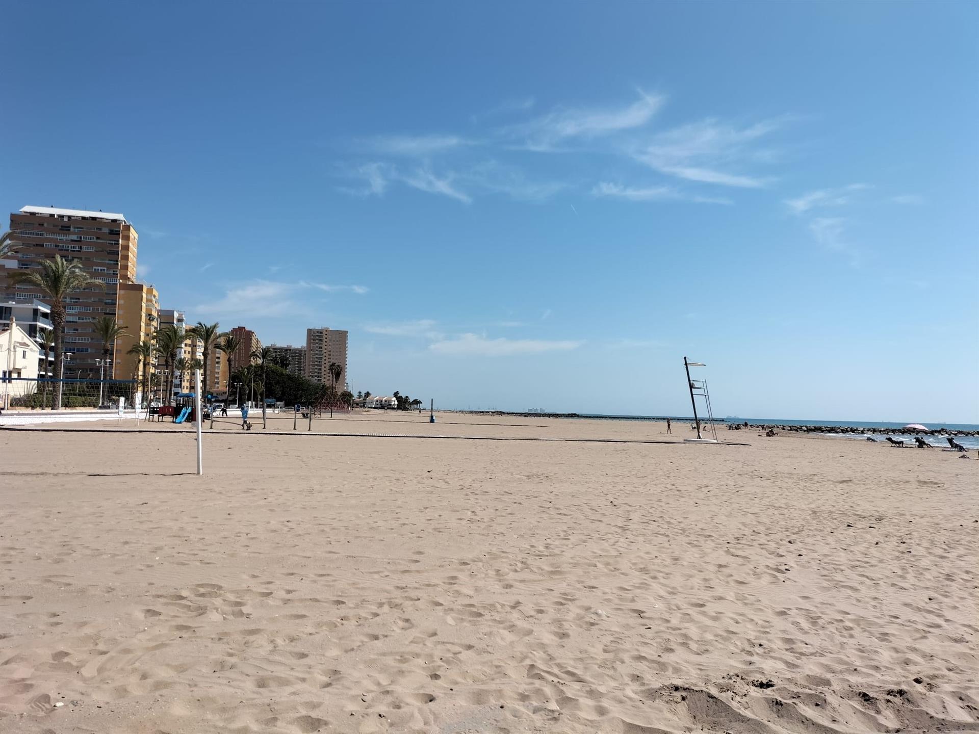 Reabren las playas de la Pobla de Farnals tras confirmarse la calidad del agua para el baño Reabren las playas de la Pobla de Farnals tras confirmarse la calidad del agua para el baño