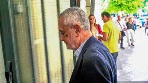 El ex presidente de la Junta de Andalucía, José Antonio Grinán llegando a los juzgados - Eduardo Briones - Europa Press El ex presidente de la Junta de Andalucía, José Antonio Grinán llegando a los juzgados - Eduardo Briones - Europa Press