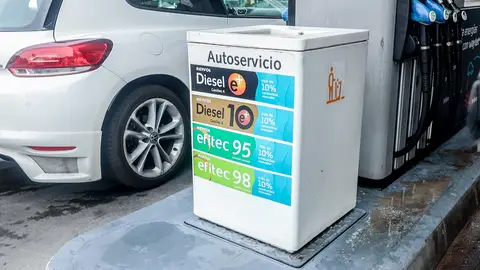 Un coche repostando en una gasolinera, a 7 de junio de 2024, en Madrid (España). El precio medio de los carburantes ha proseguido esta semana su tendencia a la baja iniciada en mayo, después de la espiral alcista registrada en los primeros cuatro meses de 2024. En el caso del diésel ha encadenado su séptimo descenso, para situarse en niveles mínimos desde julio del año pasado tras acumular un abaratamiento leer más del 5,6%. En concreto, el precio medio del litro de diésel ha bajado un 0,67% con respecto a la pasada semana, para situarse en los 1,474 euros, su nivel más bajo desde la última semana de julio de 2023. Un coche repostando en una gasolinera, a 7 de junio de 2024, en Madrid (España). El precio medio de los carburantes ha proseguido esta semana su tendencia a la baja iniciada en mayo, después de la espiral alcista registrada en los primeros cuatro meses de 2024. En el caso del diésel ha encadenado su séptimo descenso, para situarse en niveles mínimos desde julio del año pasado tras acumular un abaratamiento leer más del 5,6%. En concreto, el precio medio del litro de diésel ha bajado un 0,67% con respecto a la pasada semana, para situarse en los 1,474 euros, su nivel más bajo desde la última semana de julio de 2023.