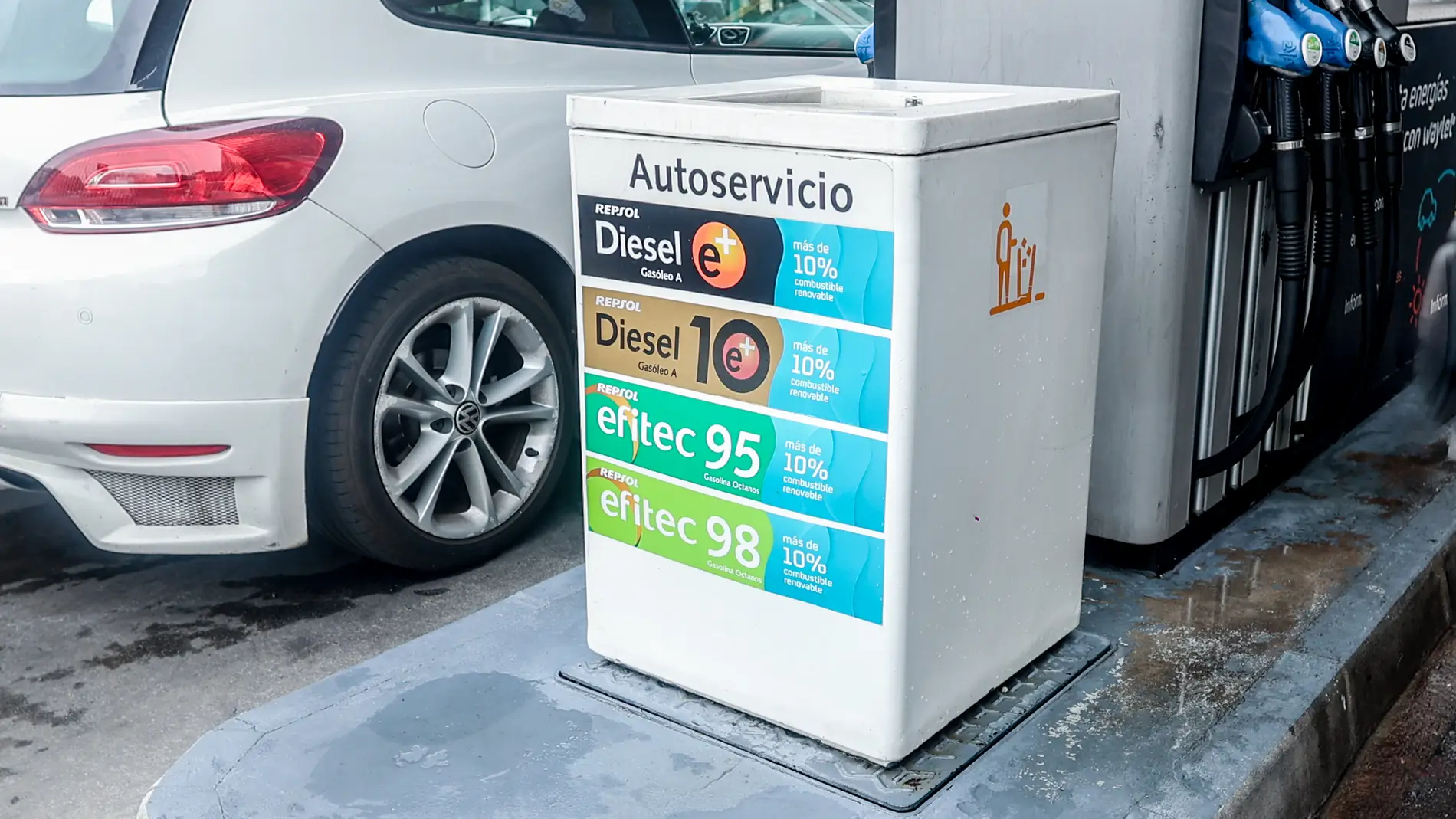 Un coche repostando en una gasolinera, a 7 de junio de 2024, en Madrid (España). El precio medio de los carburantes ha proseguido esta semana su tendencia a la baja iniciada en mayo, después de la espiral alcista registrada en los primeros cuatro meses de 2024. En el caso del diésel ha encadenado su séptimo descenso, para situarse en niveles mínimos desde julio del año pasado tras acumular un abaratamiento leer más del 5,6%. En concreto, el precio medio del litro de diésel ha bajado un 0,67% con respecto a la pasada semana, para situarse en los 1,474 euros, su nivel más bajo desde la última semana de julio de 2023. Un coche repostando en una gasolinera, a 7 de junio de 2024, en Madrid (España). El precio medio de los carburantes ha proseguido esta semana su tendencia a la baja iniciada en mayo, después de la espiral alcista registrada en los primeros cuatro meses de 2024. En el caso del diésel ha encadenado su séptimo descenso, para situarse en niveles mínimos desde julio del año pasado tras acumular un abaratamiento leer más del 5,6%. En concreto, el precio medio del litro de diésel ha bajado un 0,67% con respecto a la pasada semana, para situarse en los 1,474 euros, su nivel más bajo desde la última semana de julio de 2023.