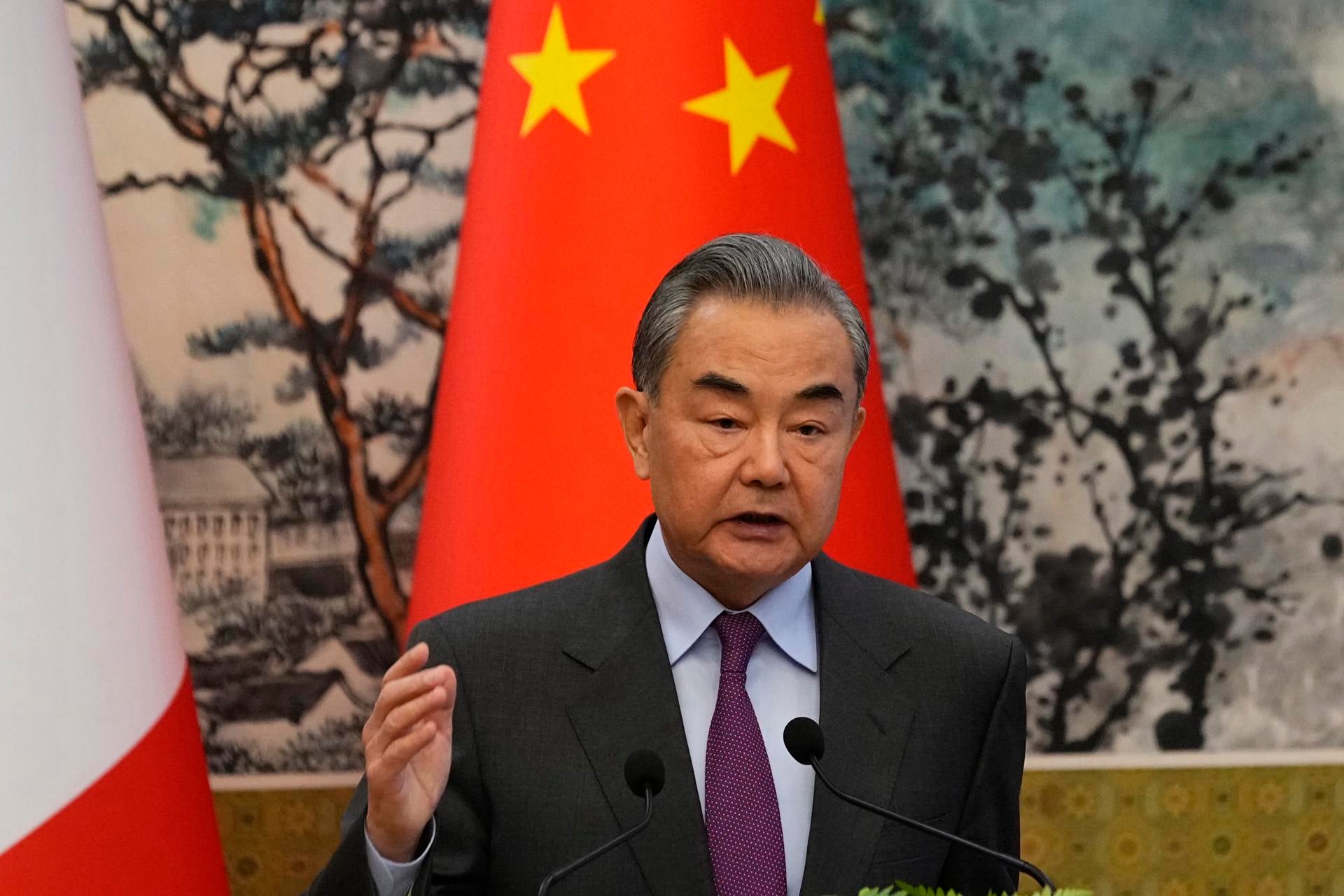China apoya que Ucrania y Rusia negocien y pide buscar una "solución política" a la guerra China apoya que Ucrania y Rusia negocien y pide buscar una "solución política" a la guerra