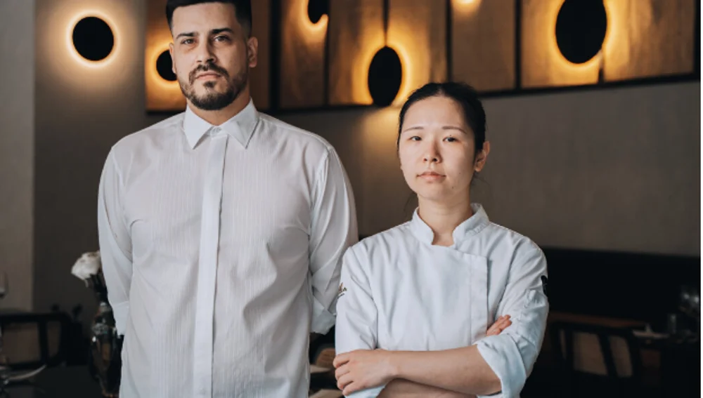 Álvaro Domingo y Yayi Zhu Álvaro Domingo y Yayi Zhu