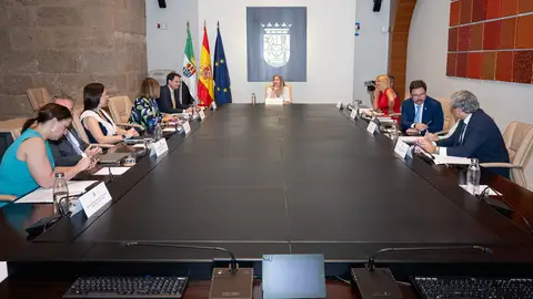 La Junta aprueba una ayuda de 2.000 euros anuales para enfermos de ELA en la región y diversas ayudas en materia de empleo La Junta aprueba una ayuda de 2.000 euros anuales para enfermos de ELA en la región y diversas ayudas en materia de empleo