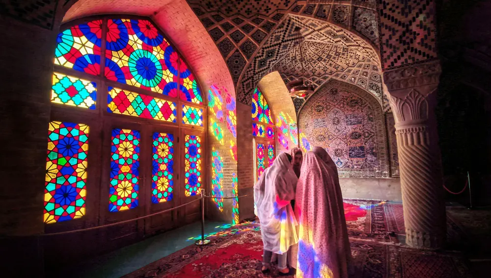 Mujeres en mezquita en Shiraz, Irán Mujeres en mezquita en Shiraz, Irán