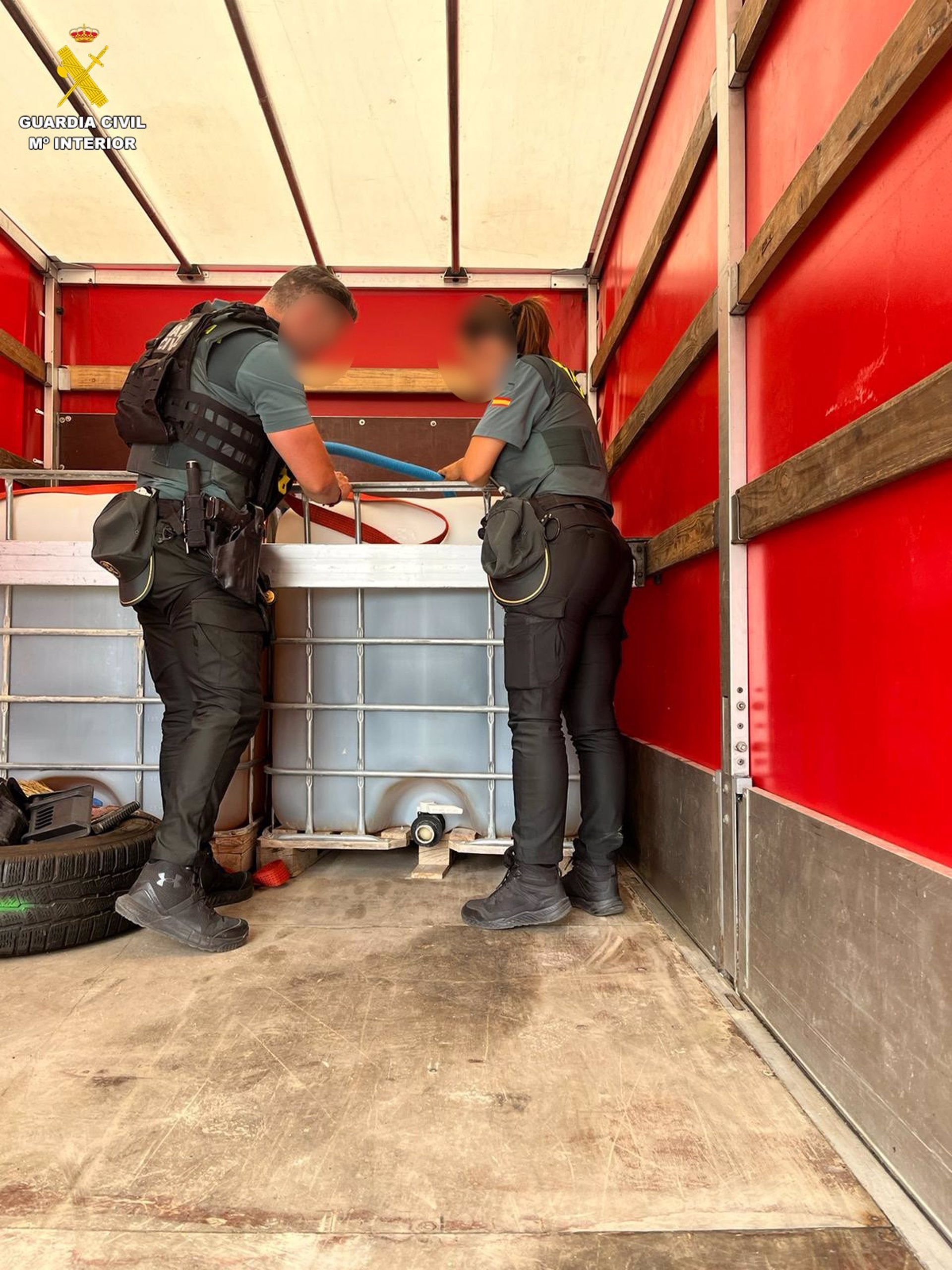 Dos detenidos en La Pobla de Vallbona por robar 1.800 litros de combustible Dos detenidos en La Pobla de Vallbona por robar 1.800 litros de combustible