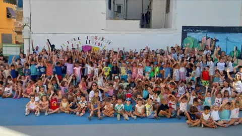 Monitores y alumnos de las dos escuelas de verano de Villajoyosa Monitores y alumnos de las dos escuelas de verano de Villajoyosa