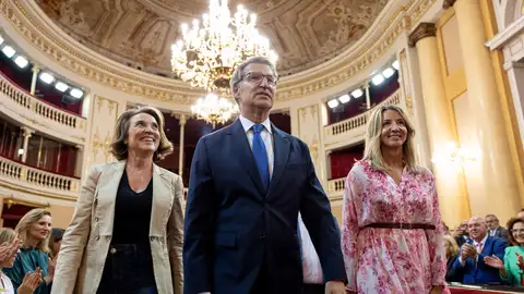 El presidente del Partido Popular, Alberto Núñez Feijóo, preside la reunión de los grupos parlamentarios del Partido Popular, Congreso, Senado y Parlamento europeo y de la dirección nacional este miércoles en el Hemiciclo antiguo del Senado. El presidente del Partido Popular, Alberto Núñez Feijóo, preside la reunión de los grupos parlamentarios del Partido Popular, Congreso, Senado y Parlamento europeo y de la dirección nacional este miércoles en el Hemiciclo antiguo del Senado.