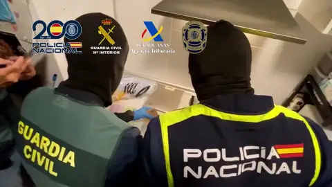 Dos agentes en una operación actuando de forma conjunta. - POLICÍA NACIONAL/GUARDIA CIVIL/AGENCIA TRIBURIA Dos agentes en una operación actuando de forma conjunta. - POLICÍA NACIONAL/GUARDIA CIVIL/AGENCIA TRIBURIA