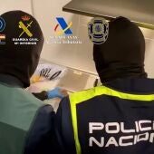 Dos agentes en una operación actuando de forma conjunta. - POLICÍA NACIONAL/GUARDIA CIVIL/AGENCIA TRIBURIA
