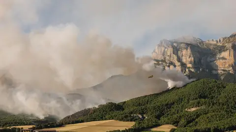 El incendio ha obligado a desalojar a los 37 vecinos de tres núcleos El incendio ha obligado a desalojar a los 37 vecinos de tres núcleos