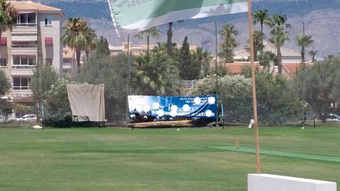 Valla publicitaria en el campo de golf de Alfaz