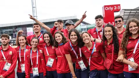 El equipo español de natación llega a París. El equipo español de natación llega a París./ EFE/EPA/TERESA SUAREZ