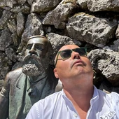 Felipe Alonso junto a Gaudí, admirando "El Capricho" de Comillas. Felipe Alonso junto a Gaudí, admirando "El Capricho" de Comillas.