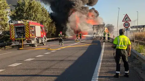 Las discrepancias para retirar el camión incendiado a la altura de Dueñas provocan problemas en la circulación en la A62 y A67 .