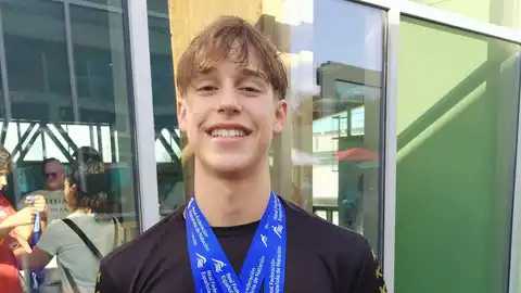 Aarón Gutiérrez logra otro hito para la natación ilicitana: plata y dos bronces en Sabadell Aarón Gutiérrez pertenece al KZM Elche Club Natación, el mismo que la nadadora olímpica Ángela Martínez.