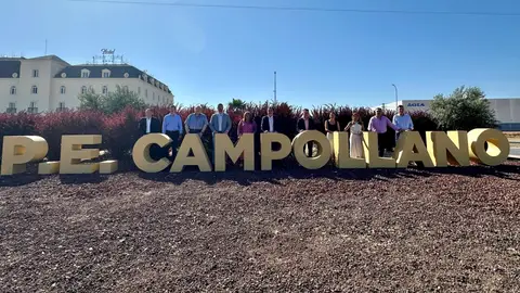 Se inaugura un nuevo rótulo en Campollano Manuel Serrano, alcalde de Albacete, Santos Priet, presidente de Adeca y otros.