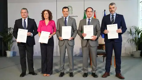 El presidente de la Junta; Juanma Moreno, con la CEA, UGT-A y CCOO-A en la firma del 'Acuerdo para el Impulso de la Participación Institucional' El presidente de la Junta; Juanma Moreno, con la CEA, UGT-A y CCOO-A en la firma del 'Acuerdo para el Impulso de la Participación Institucional'