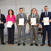 El presidente de la Junta; Juanma Moreno, con la CEA, UGT-A y CCOO-A en la firma del 'Acuerdo para el Impulso de la Participación Institucional'
