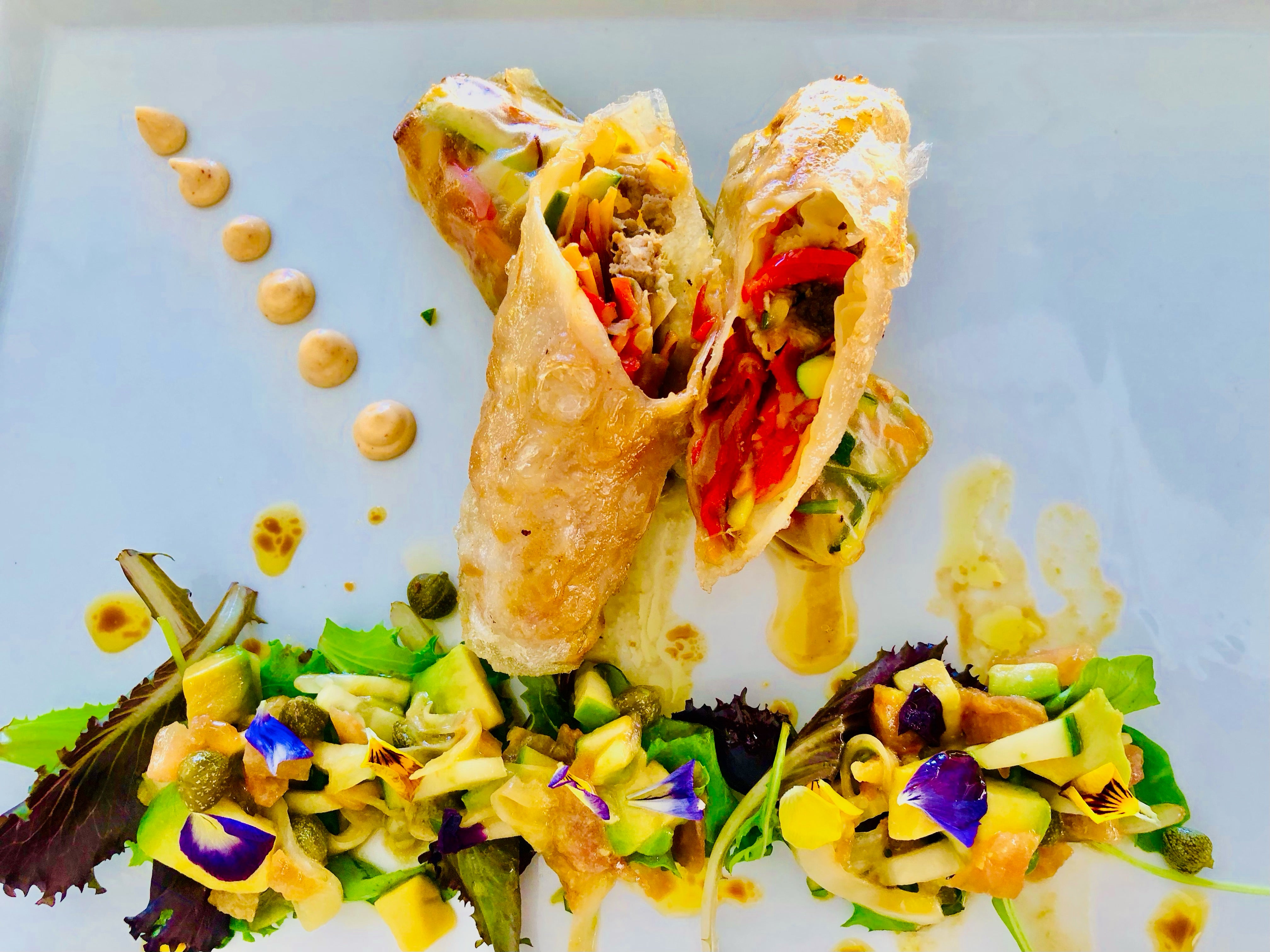 Obleas de arroz rellenas de verduras salteadas con ternera estofada y ensalada de aguacate Obleas de arroz rellenas de verduras salteadas con ternera estofada y ensalada de aguacate