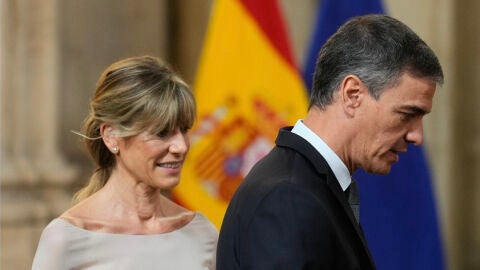 El presidente del Gobierno, Pedro Sánchez, y su esposa, Begoña Gómez. EFE/Borja Sánchez-Trillo
