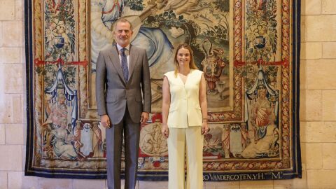 El Rey Felipe VI y la presidenta del Govern balear, Marga Prohens, en el Palacio de La Almudaina. 