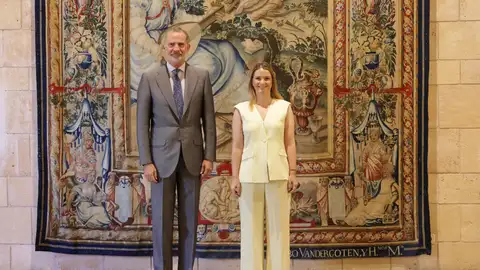 El Rey Felipe VI y la presidenta del Govern balear, Marga Prohens, en el Palacio de La Almudaina. El Rey Felipe VI y la presidenta del Govern balear, Marga Prohens, en el Palacio de La Almudaina.