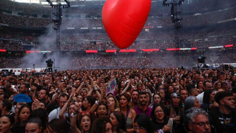 Asistentes al concierto del cantante Manuel Carrasco en el estadio Santiago Bernab&eacute;u.