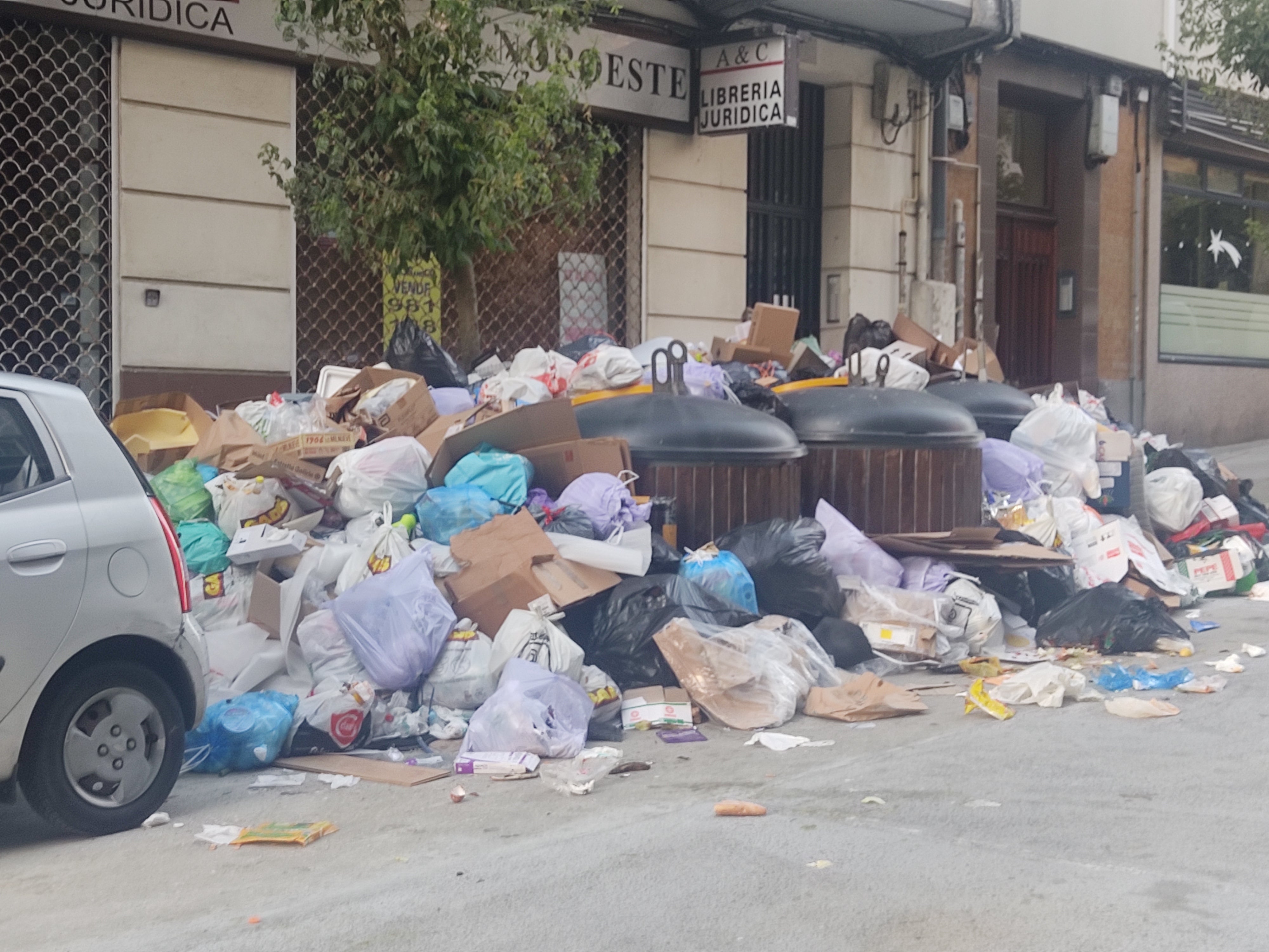 Valoriza se encargará de limpiar la basura acumulada en las calles de A Coruña Valoriza se encargará de limpiar la basura acumulada en las calles de A Coruña