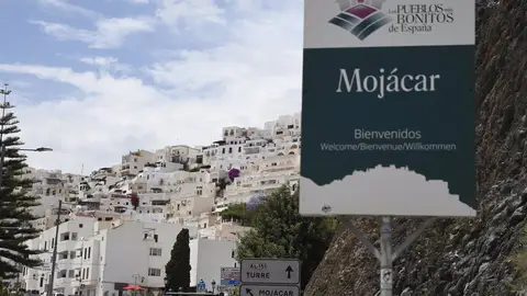 Detalle de una cartel de bienvenida a Mojácar (Almería) Detalle de una cartel de bienvenida a Mojácar (Almería)