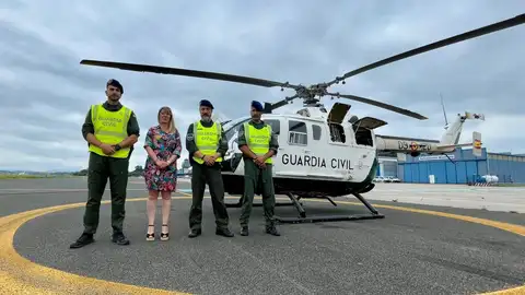 La delegada del Gobierno visita el helicóptero de la Guardia Civil La delegada del Gobierno visita el helicóptero de la Guardia Civil