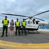 La delegada del Gobierno visita el helicóptero de la Guardia Civil