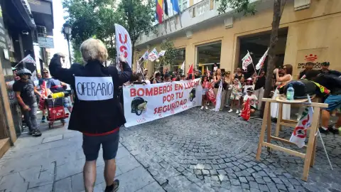 Los trabajadores del CPEI de la Diputación de Badajoz se concentran por la falta de personal en los parques de bomberos Los trabajadores del CPEI de la Diputación de Badajoz se concentran por la falta de personal en los parques de bomberos