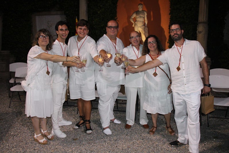 Entrades exhaurides pel Sopar de Blanc de la Festa Major de Vilanova que s'ha recuperat aquest any Entrades exhaurides pel Sopar de Blanc de la Festa Major de Vilanova que s'ha recuperat aquest any