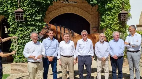 El Ministro Planas subraya el "esfuerzo" de las bodegas españolas para "aunar innovación, progreso y vanguardia" en su visita a Trujillo El Ministro Planas subraya el "esfuerzo" de las bodegas españolas para "aunar innovación, progreso y vanguardia" en su visita a Trujillo