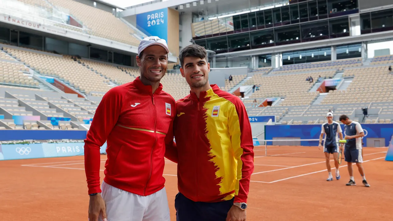 Los tenistas españoles Rafa Nadal y Carlos Alcaraz (d) posan tras un entrenamiento en la Villa Olímpica de París.
