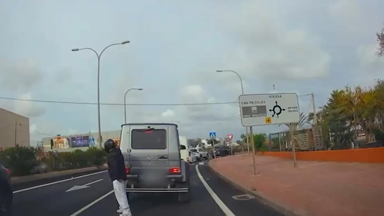 Uno de los delincuentes en pleno robo de un reloj en Ibiza