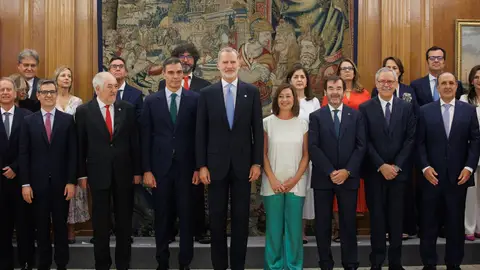 El Rey Felipe VI (c) posa durante el acto de juramento o promesa de los nuevos vocales del Consejo General del Poder Judicial (CGPJ), en el Palacio de la Zarzuela. El Rey Felipe VI (c) posa durante el acto de juramento o promesa de los nuevos vocales del Consejo General del Poder Judicial (CGPJ), en el Palacio de la Zarzuela.